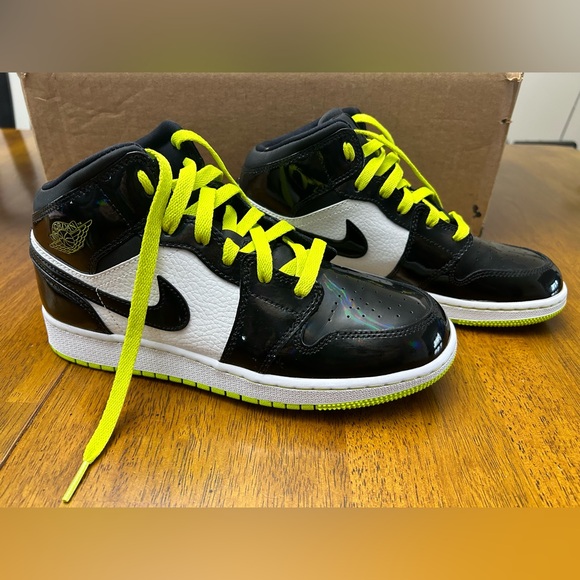 Air Jordan 1 mid SE GS “Black Cyber” - Picture 2 of 7